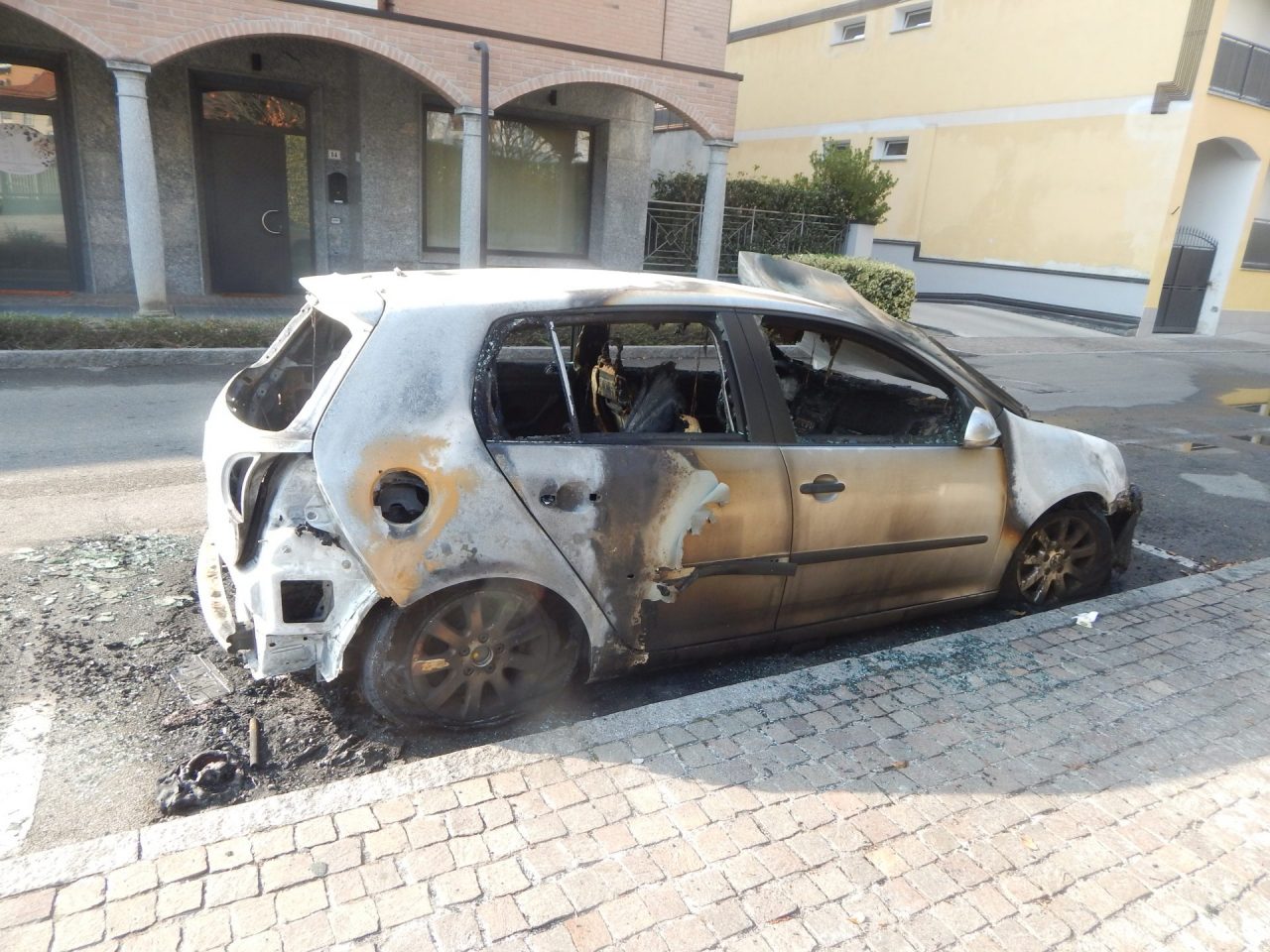 Auto bruciate nella notte di Halloween