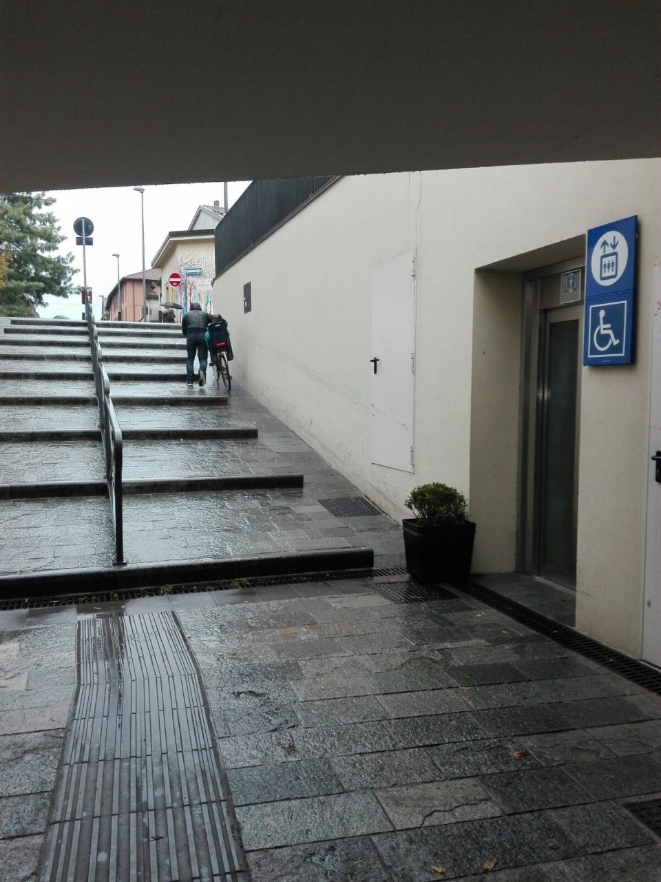 Fiori per la sicurezza in via Bergamo