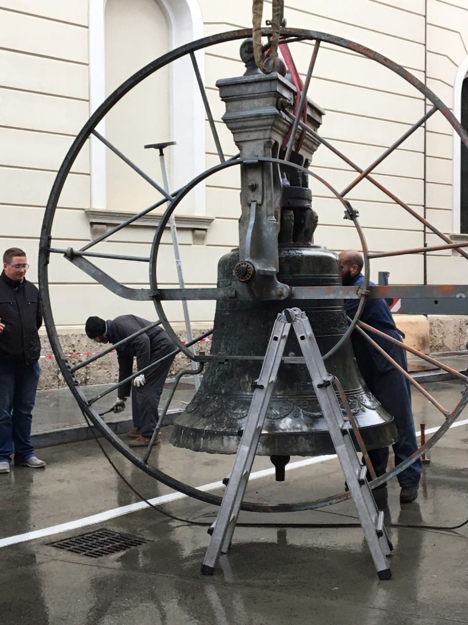 Bernareggio: smontate le campane della chiesa VIDEO