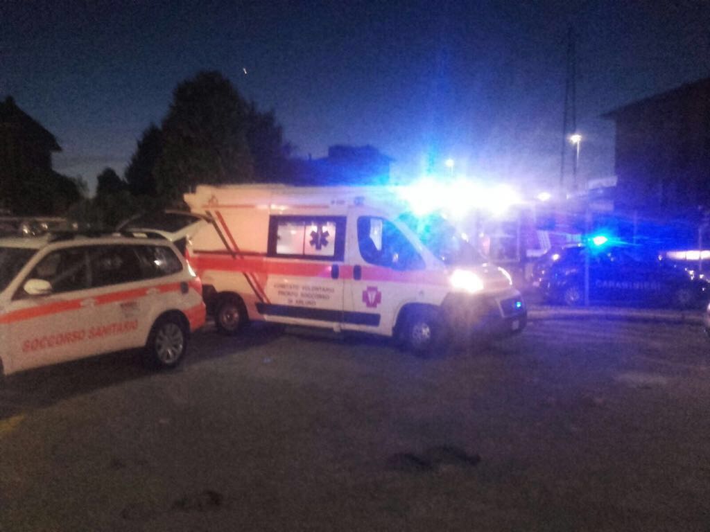 Compra un succo di frutta, distrugge auto in sosta e poi muore