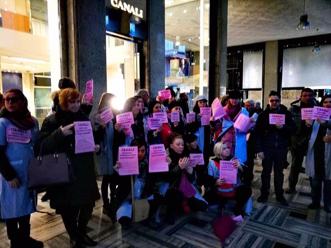 Lavoratrici Canali a Milano: manifestano davanti al negozio