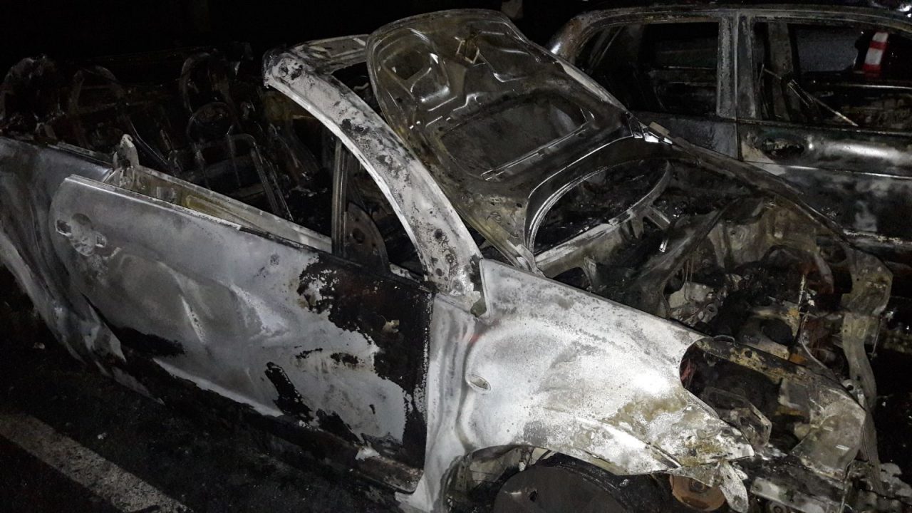 Due auto bruciate nella notte mistero sulle cause VIDEO E FOTO