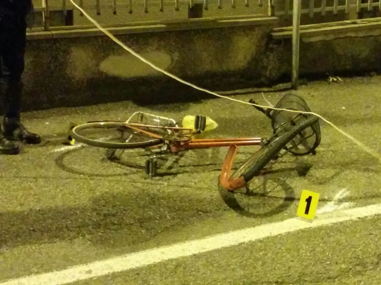 Auto contro bici, paura per un ciclista