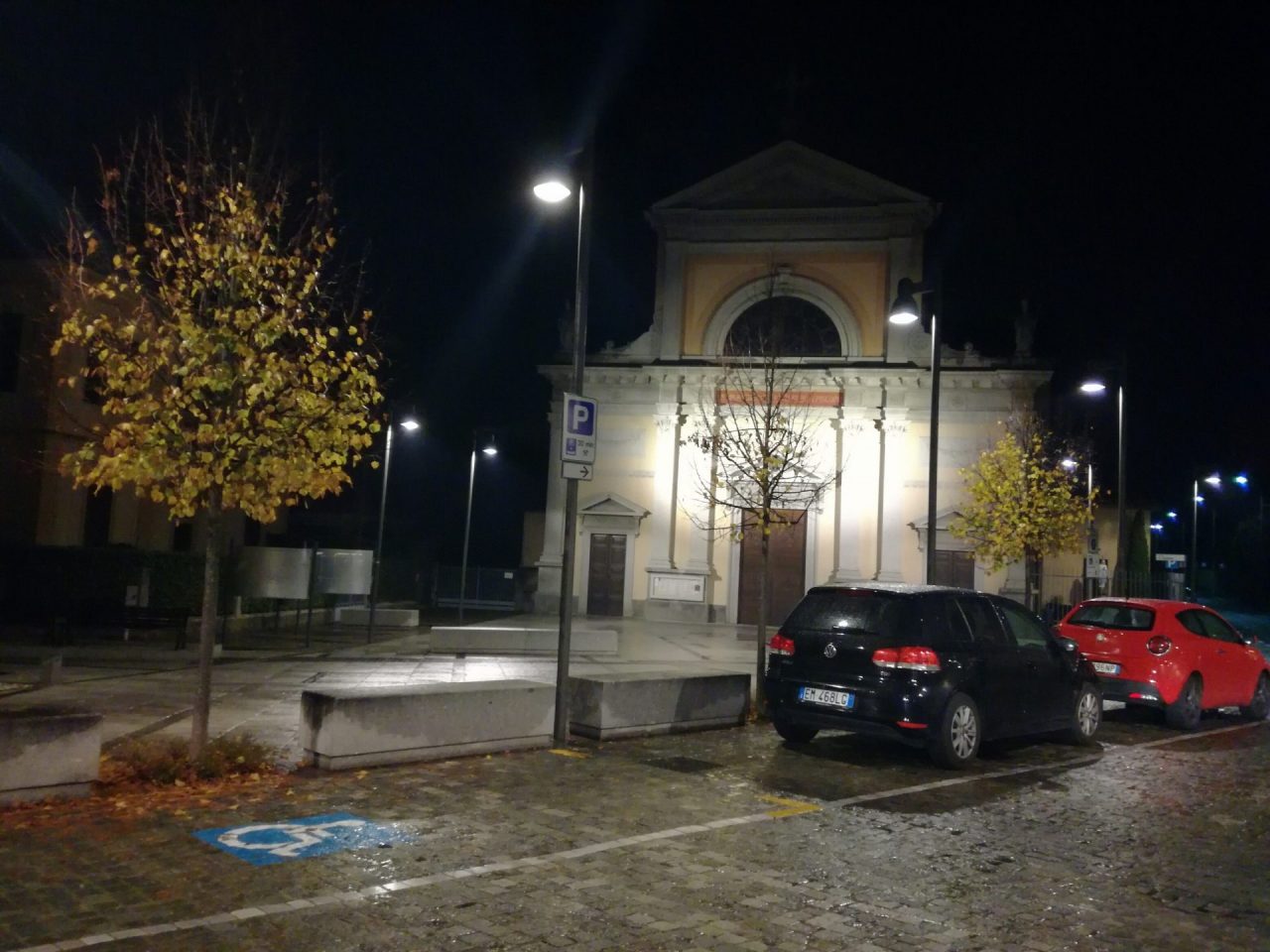 Adesso la piazza “è troppo illuminata”