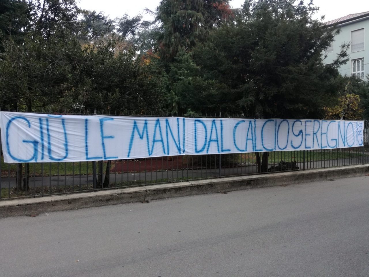 Striscione di protesta in Comune “Giù le mani dal Calcio Seregno” FOTO