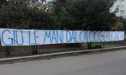 Striscione di protesta in Comune "Giù le mani dal Calcio Seregno" FOTO