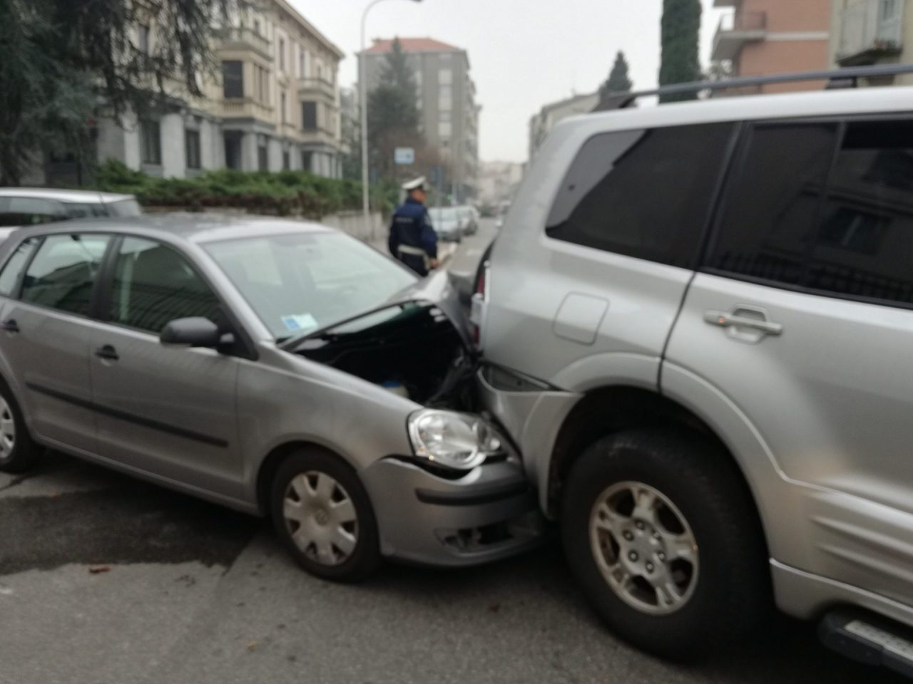 Paura per tamponamento in centro, anziana in ospedale