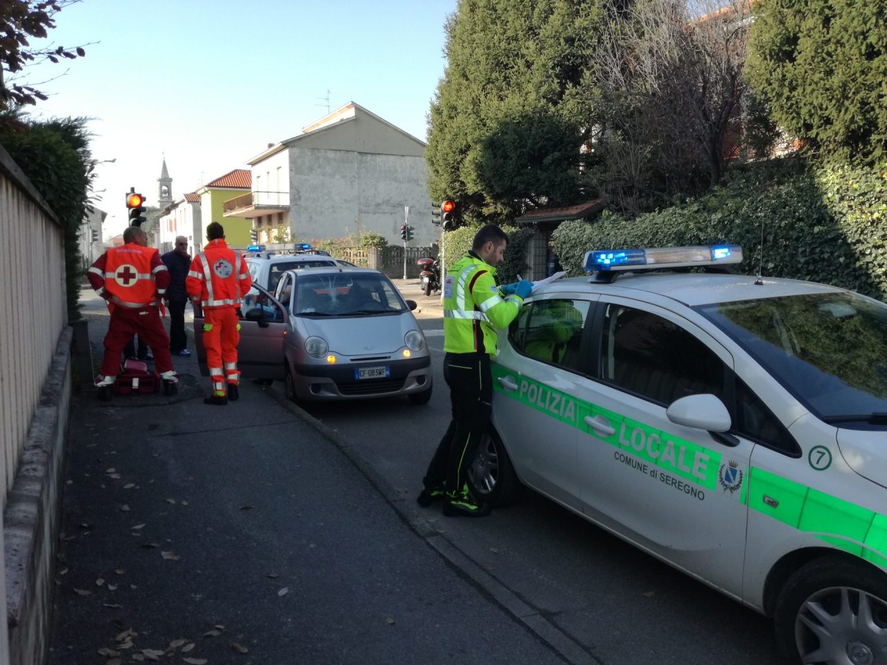 Paura per un anziano ciclista investito da un’auto FOTO