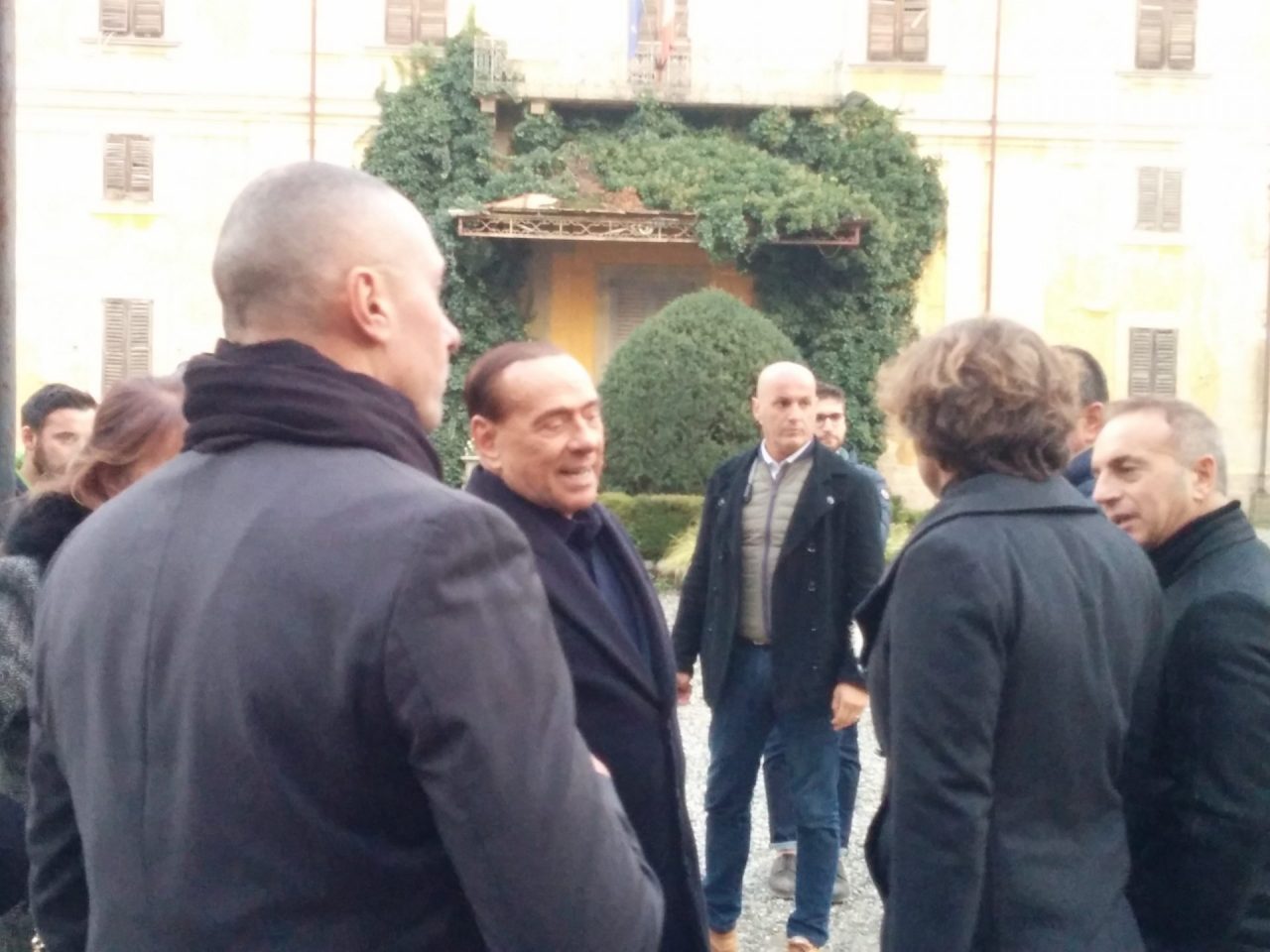 Silvio Berlusconi in visita a sorpresa a villa Sottocasa VIDEO