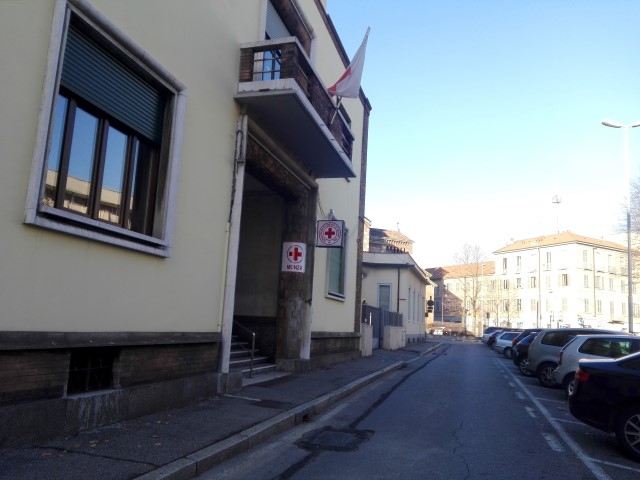Parcheggio selvaggio davanti alla Croce rossa