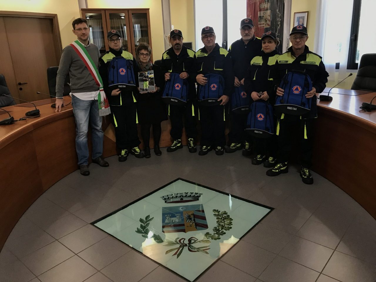 Vedova regala attrezzature alla Protezione civile – VIDEO