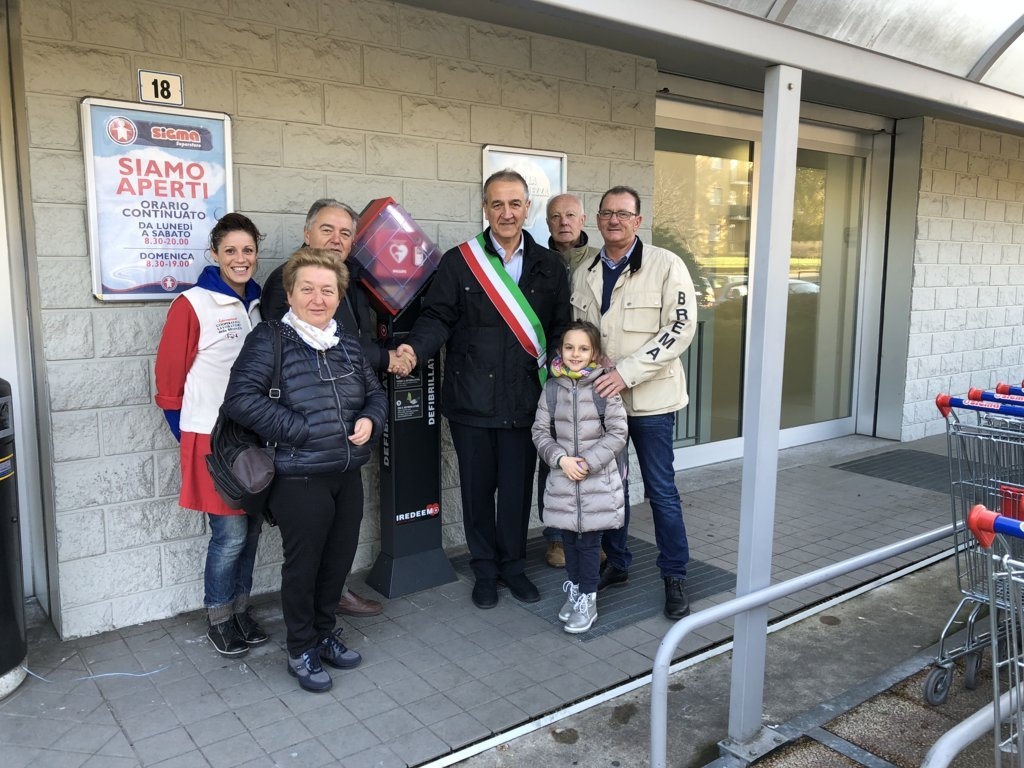 Inaugurato il primo defibrillatore di Cazzano