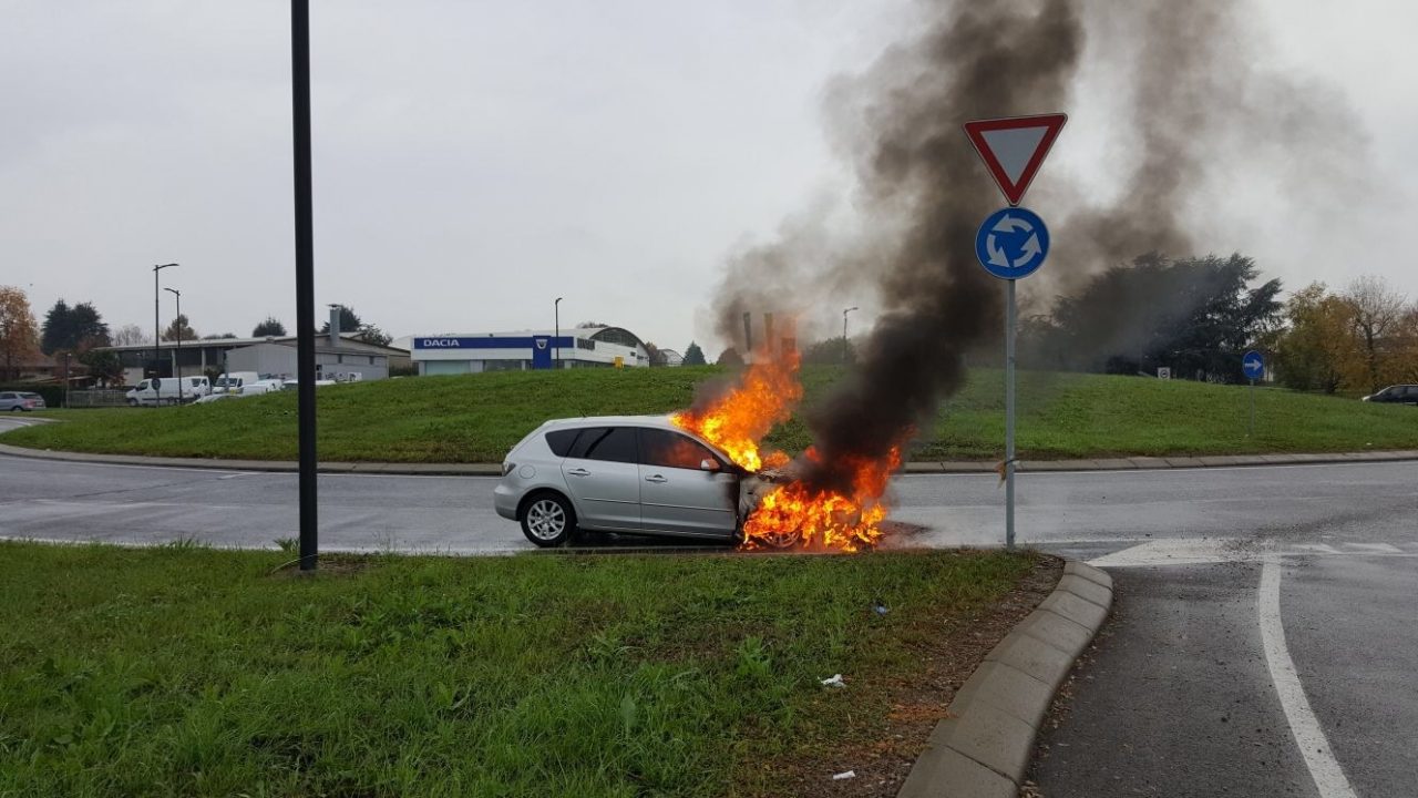 Auto in fiamme, paura per una coppia