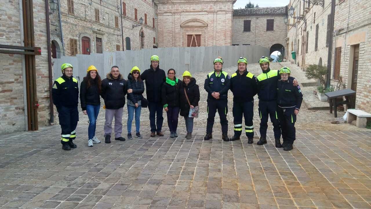 Agrate Brianza protezione civile e sindaco Ezio Colombo nelle Marche paese terremotato Monsampietro Morico