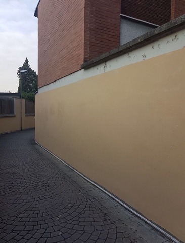 Via San Gottardo, muri di nuovo puliti