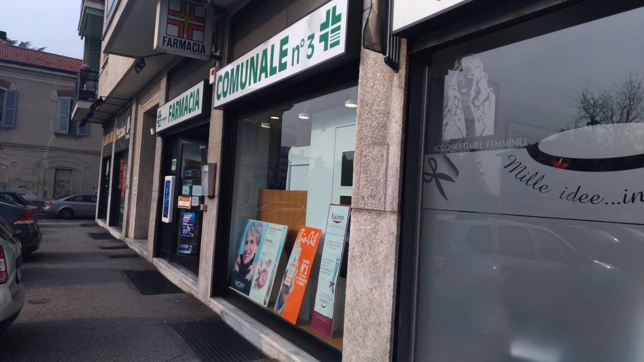 Rapina farmacia e pure il cliente