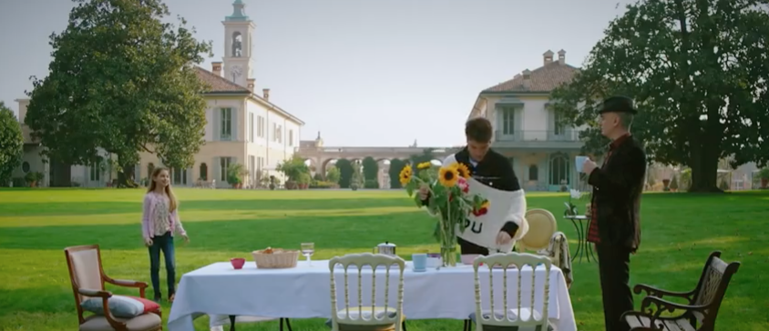 Il duo Fedez J-Ax a Villa Trivulzio per il nuovo videoclip