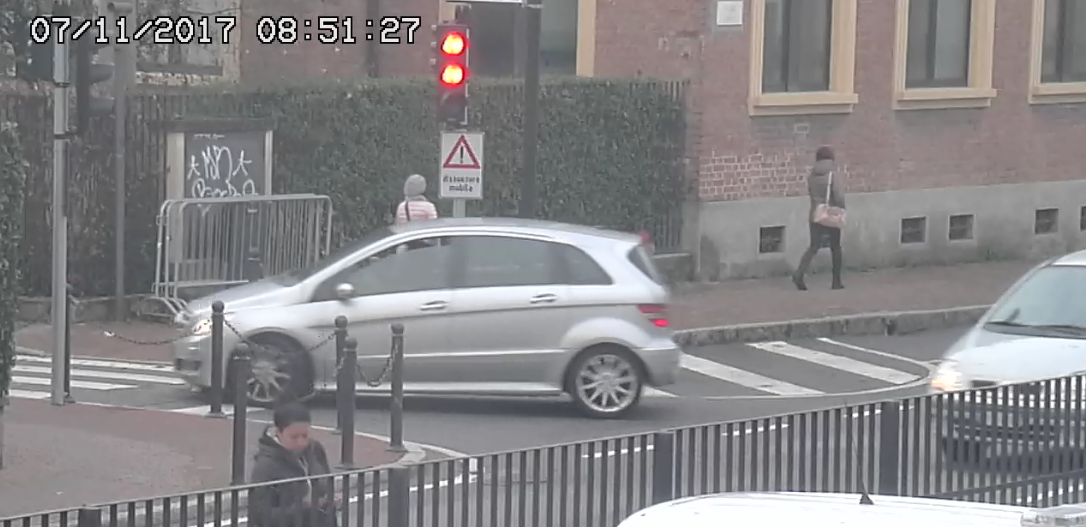 Trezzo: auto cerca di beffare il dissuasore mobile e finisce per speronarlo LE FOTO