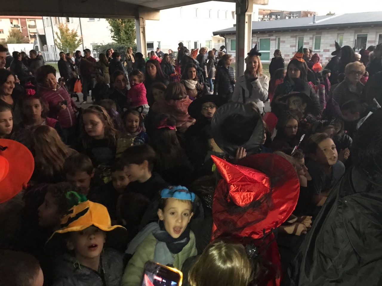 Streghette e mostri invadono il parco Aldo Moro VIDEO