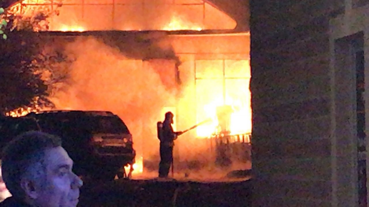Violento incendio in capannone a Correzzana VIDEO