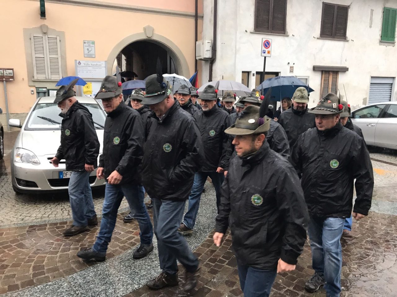 La pioggia non ferma il corteo del 4 Novembre a Cornate VIDEO