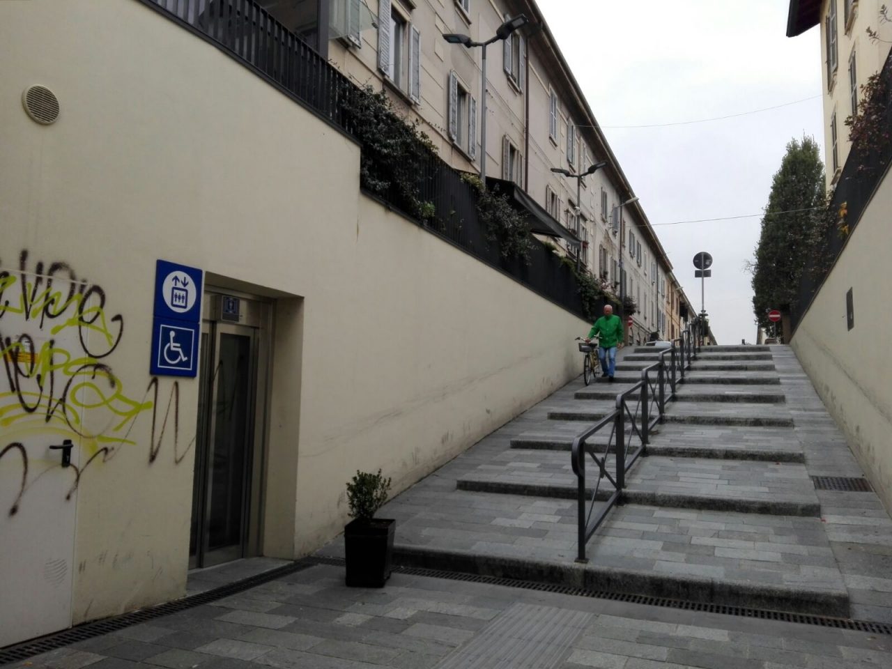 Rimosse le fioriere nel sottopasso di via Begamo VIDEO