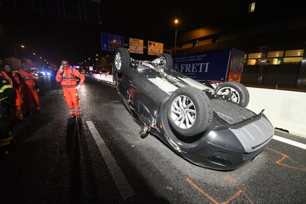 Auto ribaltata e Valassina chiusa verso Milano