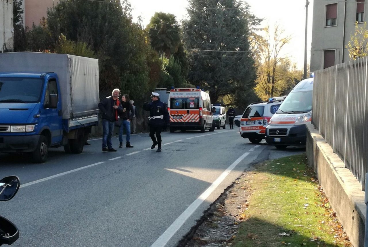 Manovra azzardata due pedoni investiti a Besana FOTO e VIDEO