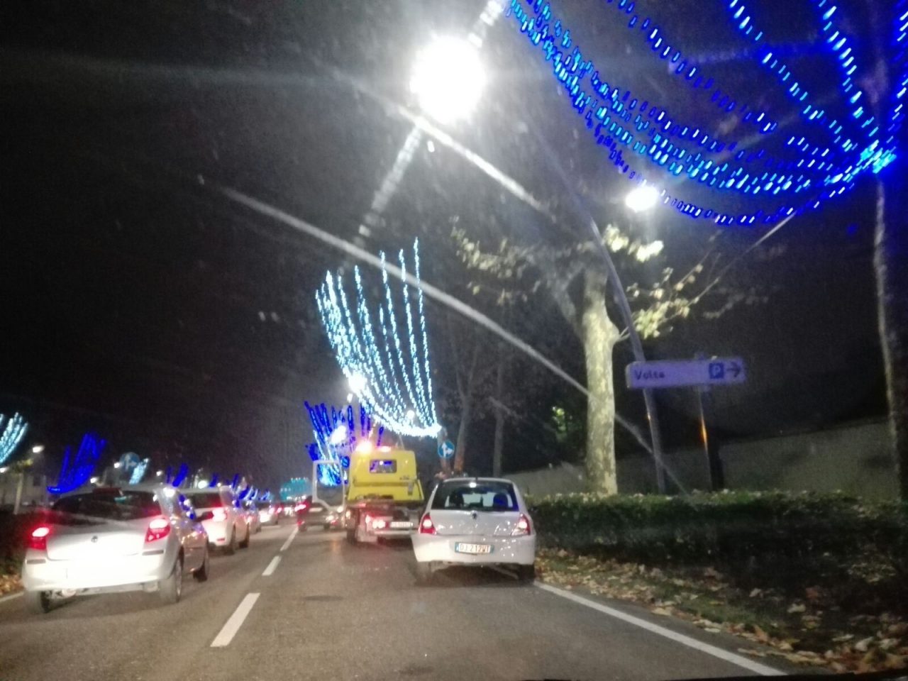 Si accendono le luci ma non gli stop delle auto