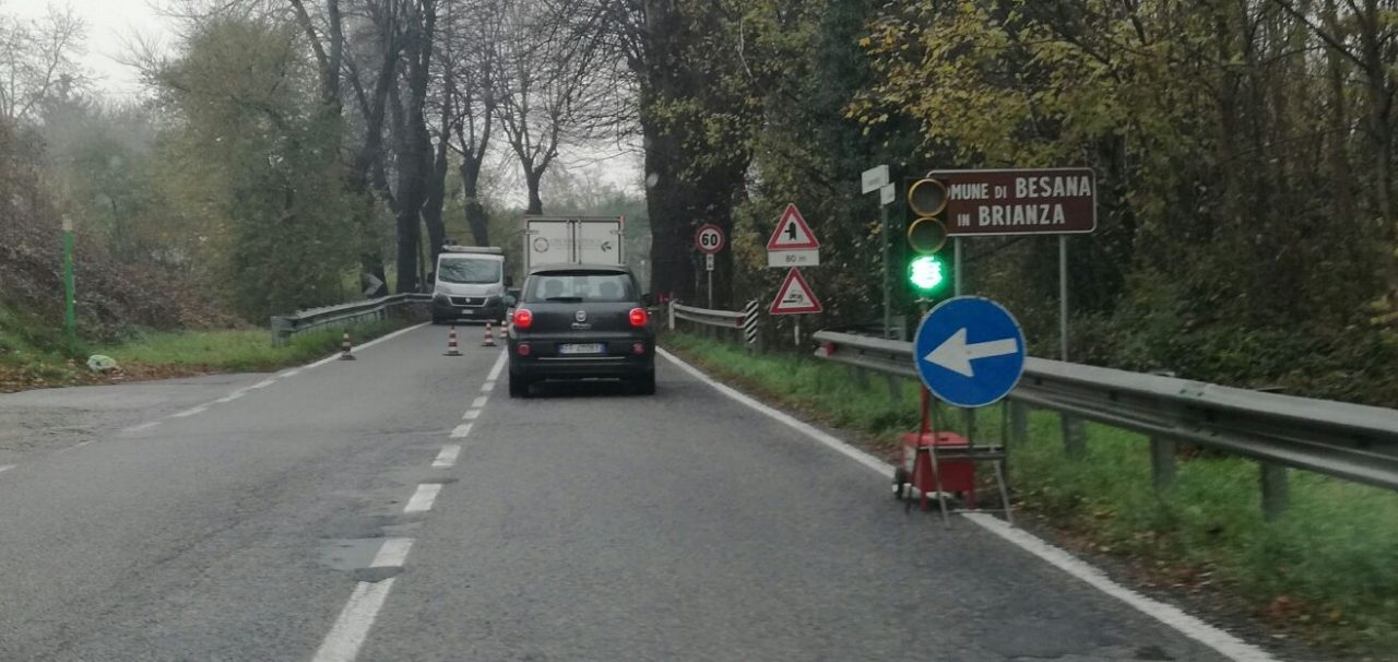 Lavori a Besana code e rallentamenti in viale Kennedy