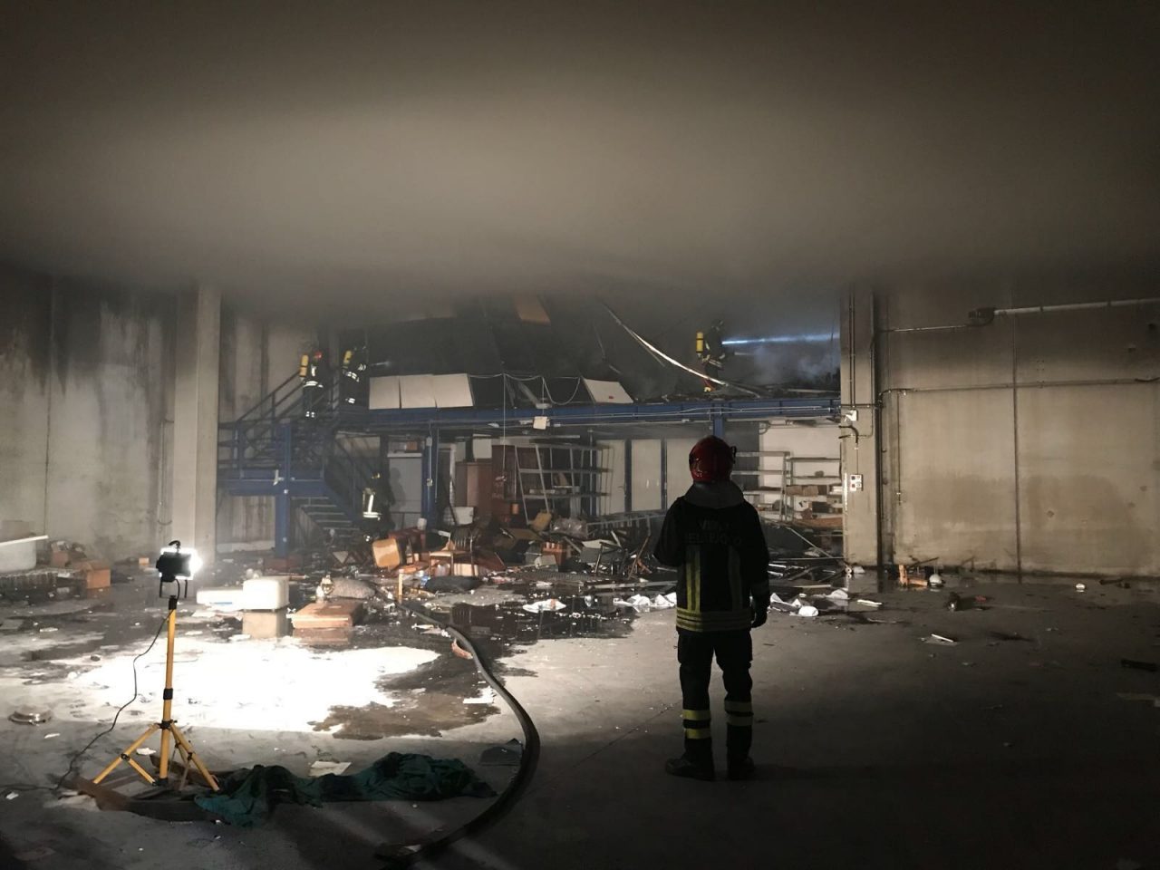 Ex Cesana Vimercate incendio nel capannone abbandonato