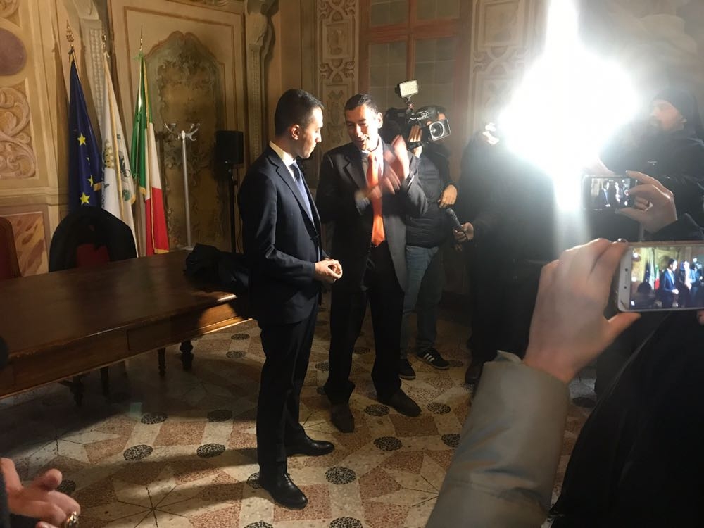 Luigi Di Maio a colloquio con il sindaco di Vimercate Sartini VIDEO