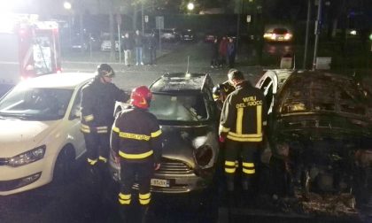 Auto incendiata davanti al Municipio paura a Vedano
