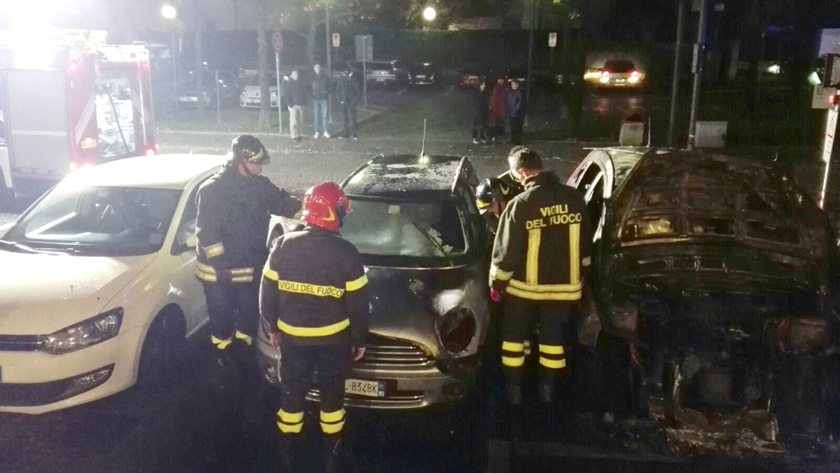 Auto incendiata davanti al Municipio paura a Vedano