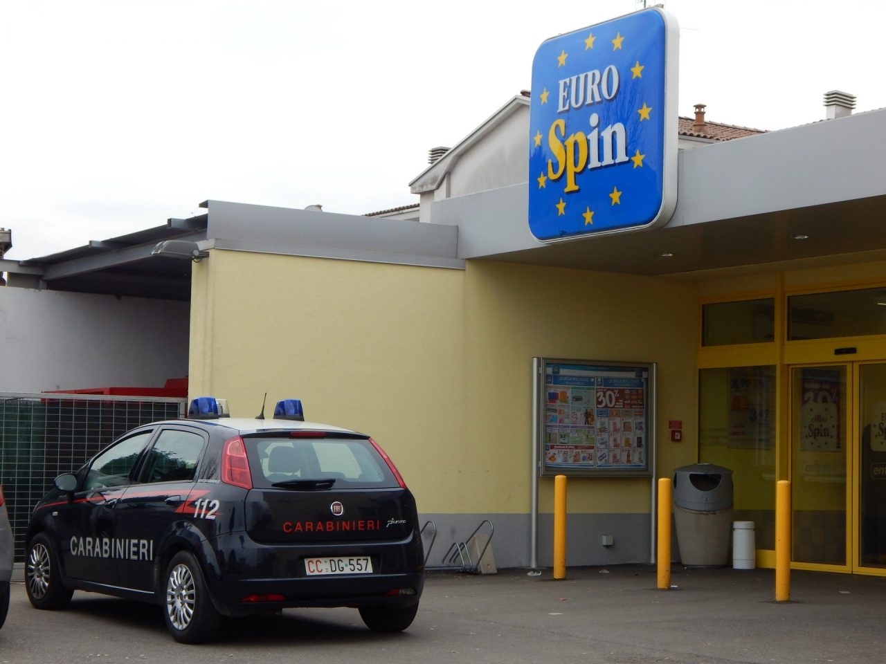 Spaccata al discount di Desio, i furfanti si accontentano dei cioccolatini