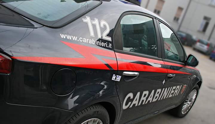 Beccato con un cappello da carabiniere falso, denunciato
