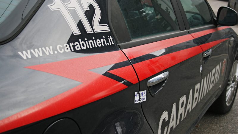 “Dai scendi dal tetto e parliamo di musica rap” Così i Carabinieri salvano un 20enne