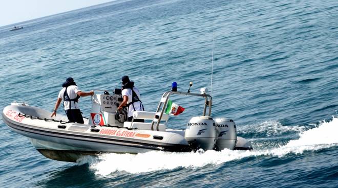 Scivola pescando e muore annegato