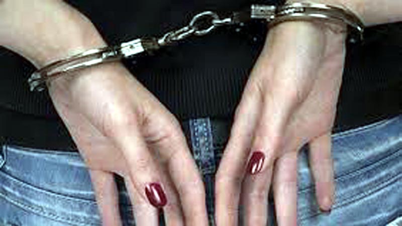 Mamma a rapinare la farmacia, il figlio di 6 anni a casa: arrestata lei e il compagno