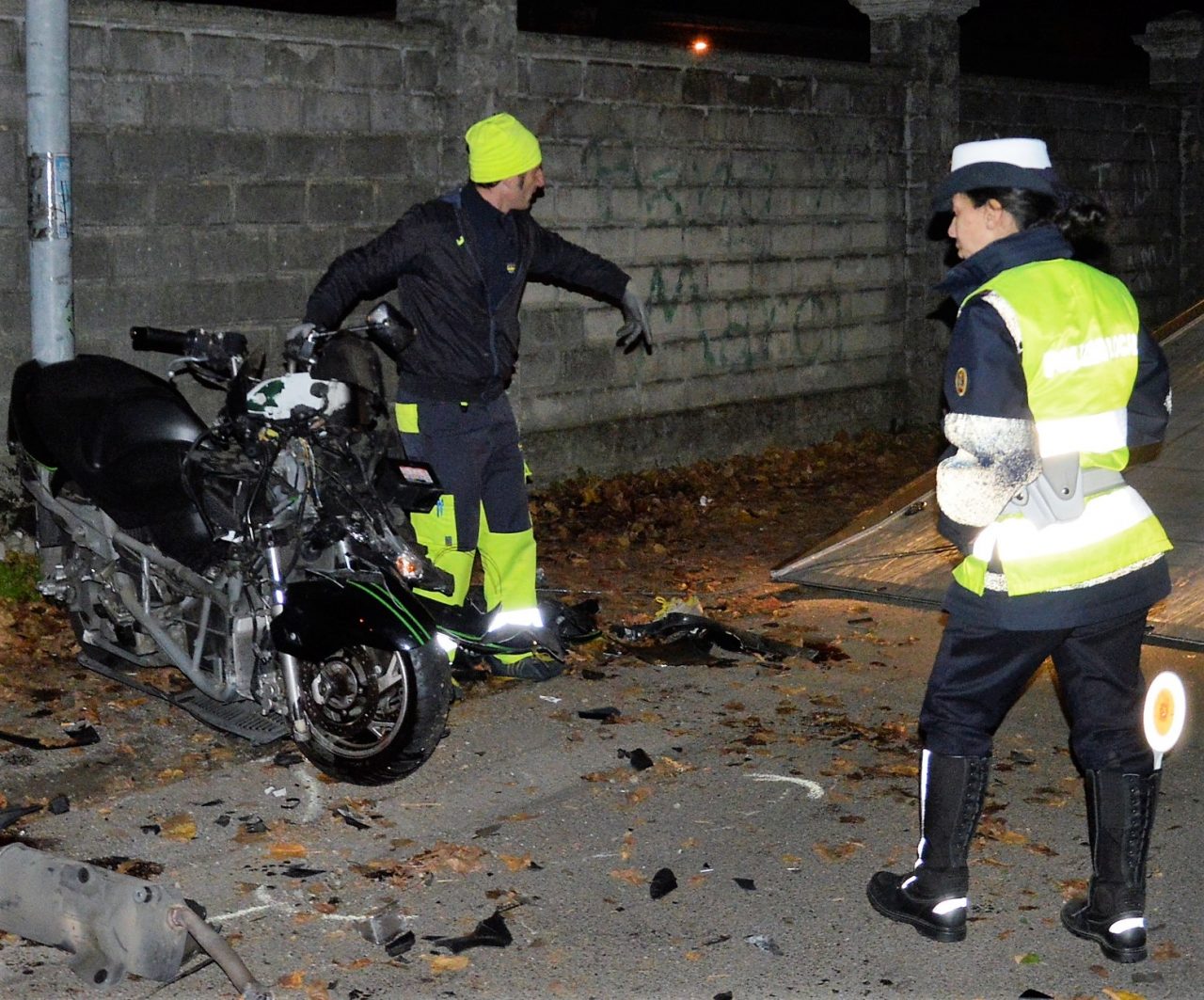 Violento schianto contro un muro a Limbiate, paura per un motociclista (VIDEO)