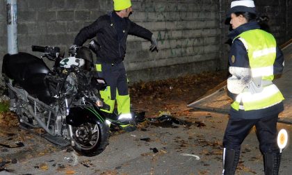 Violento schianto contro un muro a Limbiate, paura per un motociclista (VIDEO)