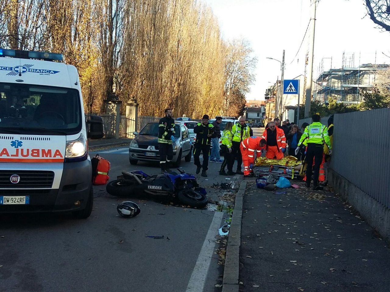 Gravissimo incidente tra auto e moto feriti due giovani VIDEO
