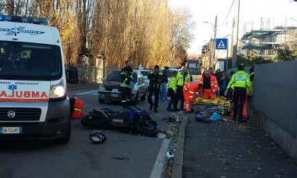 Gravissimo incidente tra auto e moto feriti due giovani VIDEO