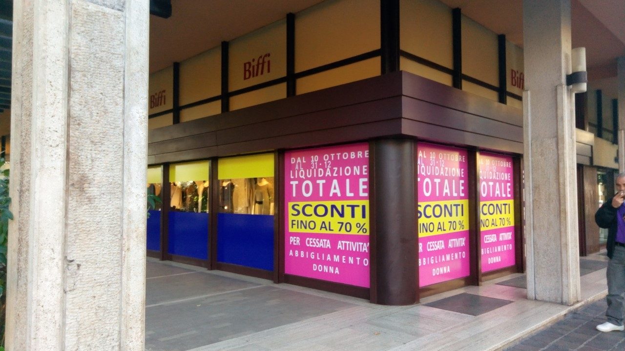 Addio al negozio tradizionale: a Monza chiudono altre due attività storiche