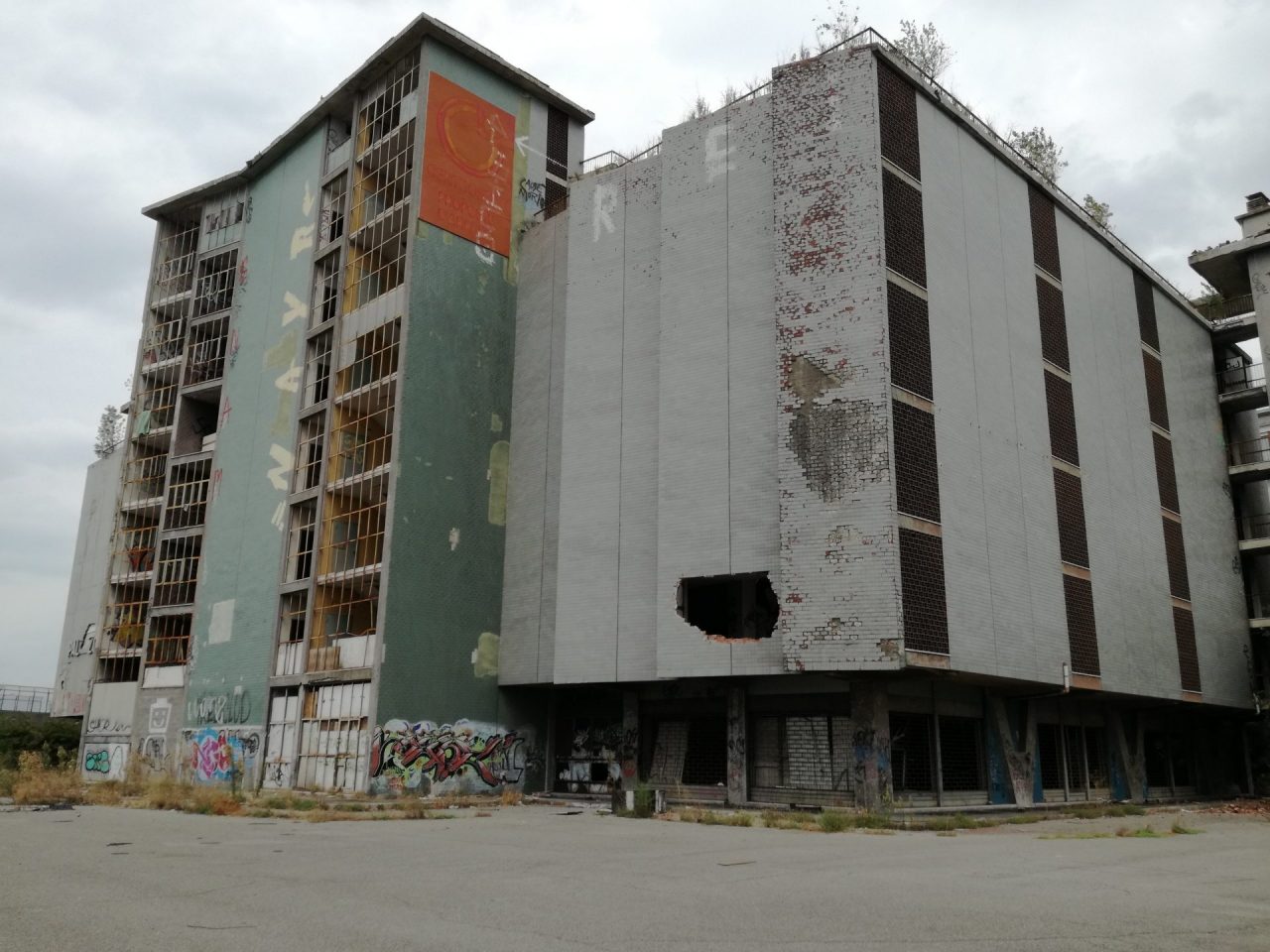 Ex palazzo del mobile a Desio, una “guardia” contro gli abusivi