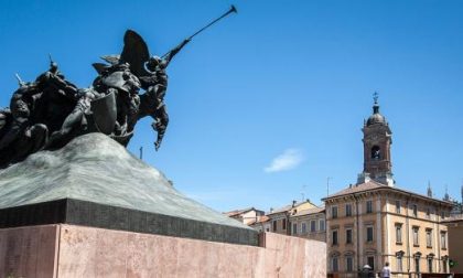 Una barriera anti bivacco per proteggere il Monumento ai Caduti