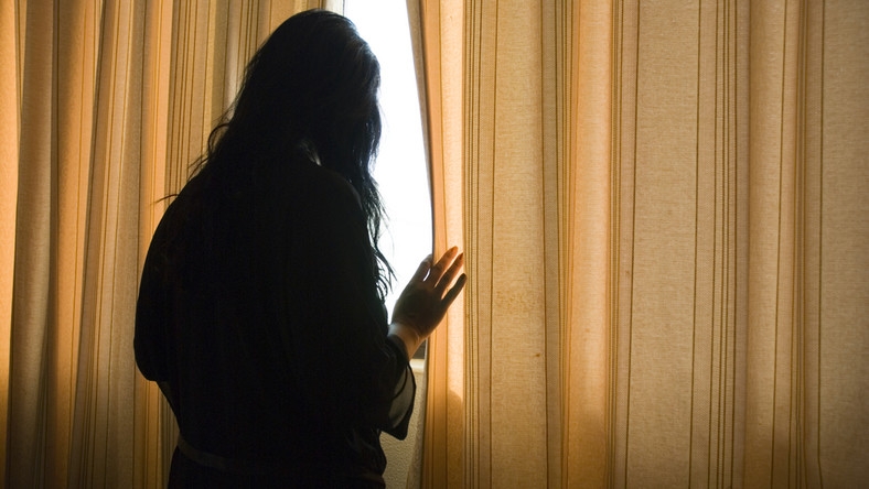 Nonostante il divieto di avvicinamento perseguita la ex, finisce nuovamente agli arresti domiciliari