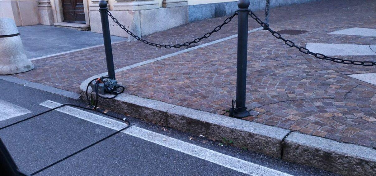Tubi neri sull’asfalto, mistero risolto
