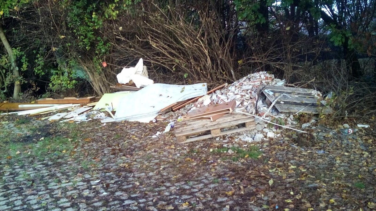 Discarica a cielo aperto in via Rivera