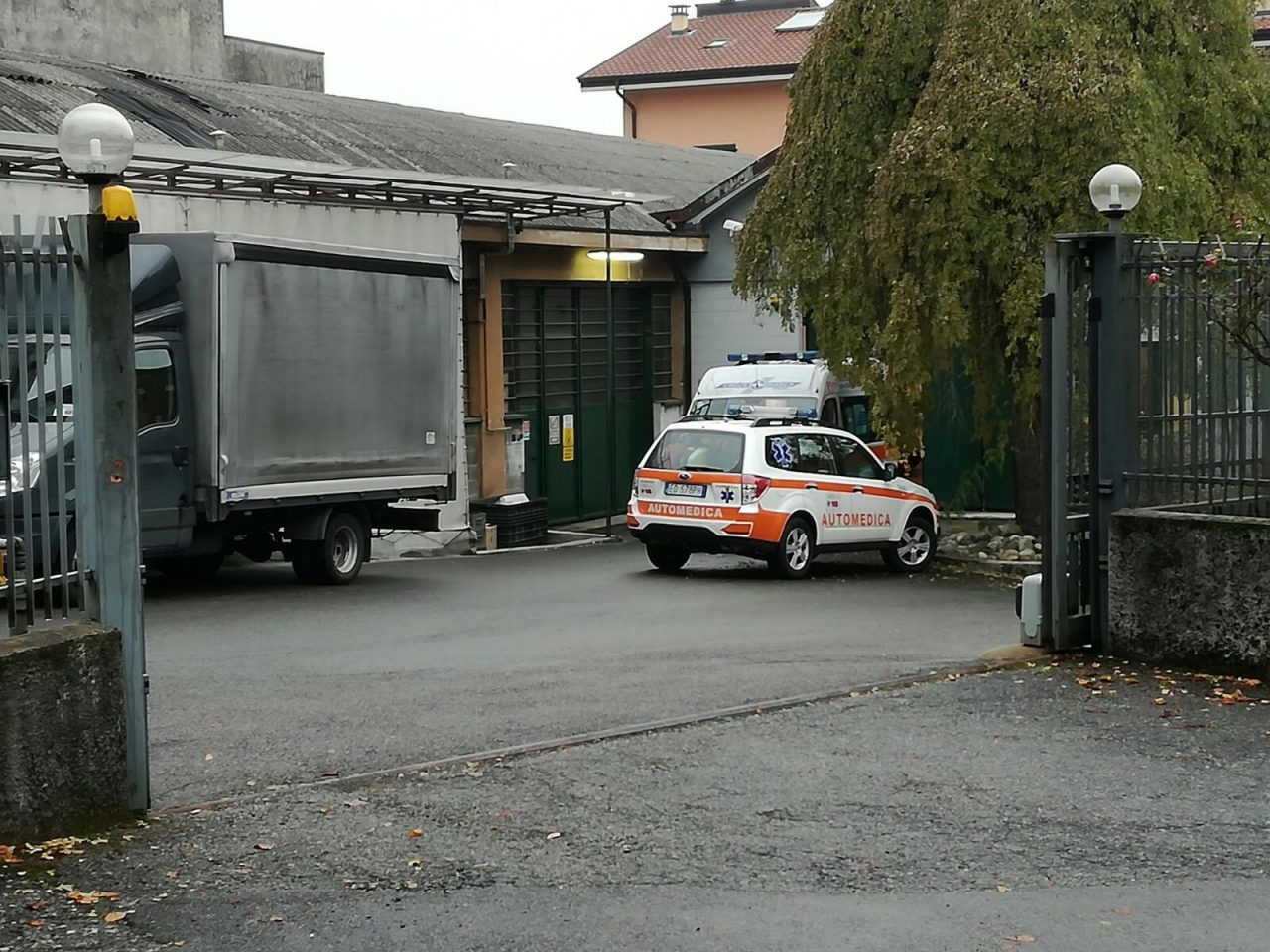 Cinquantenne si toglie la vita in una ditta a Renate
